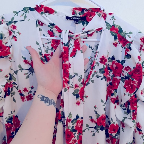 Long sleeve top w/ ruffle sleeve and bow - Picture 4 of 7